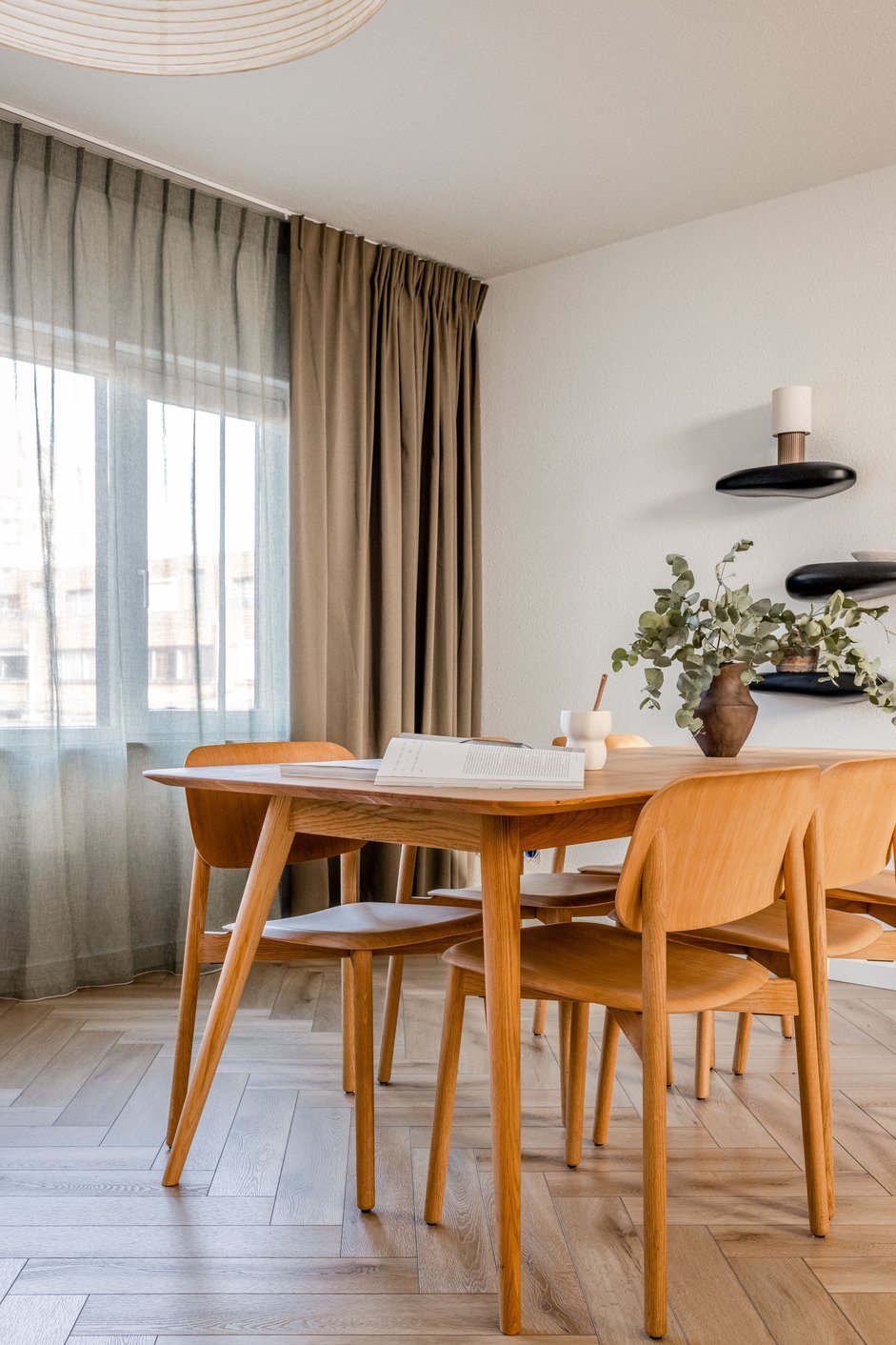 Houten meubels in een Wabi Sabi interieur